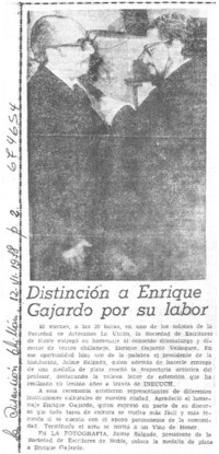Distinción a Enrique Gajardo por su labor.