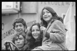 [Adherentes al gobierno de la Unidad Popular marchan por las calles de Santiago] : Primero de mayo 1973