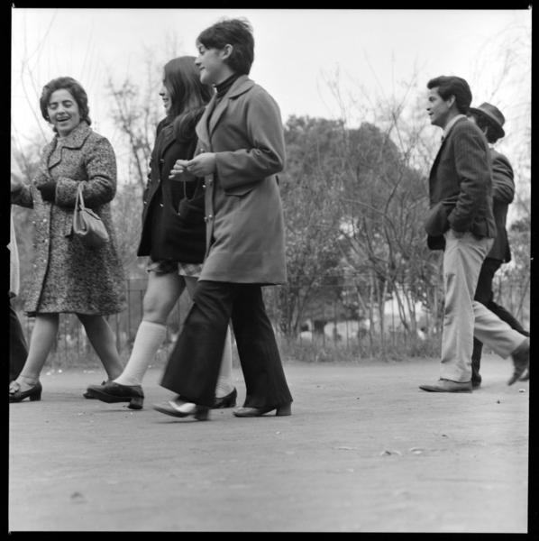 [Mujeres caminado] : Quinta Normal
