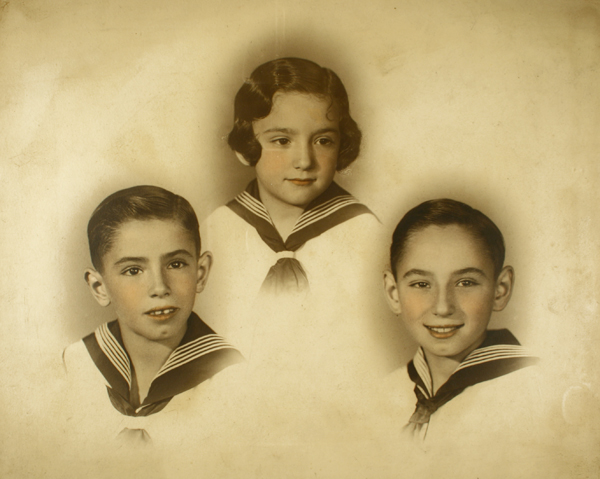 [Collage de tres [hermanos] con traje marinero]