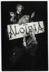 [Afiche del ballet] "Alotria", [sostenido por] Alfonso Unanue [y Joachim Frowin, caracterizados como los tonies de la obra]