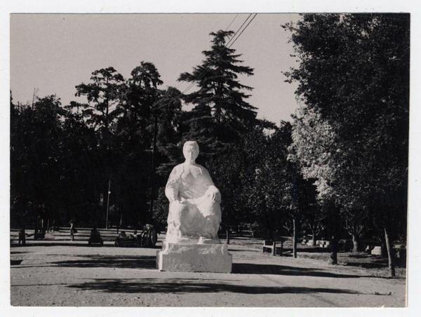 [Monumento a] Gabriela Mistral por Laura Rodig en Quinta Normal