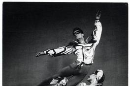 Bailarín Oscar Escauriaza [junto a Graciela Gilberto y Elly Griebe] en una presentación del ballet "Alotria"