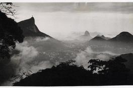 Río de Janeiro con lluvia visto desde Foresta de Tijuca