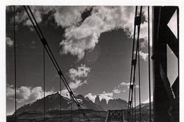 Camino a Torres del Paine: [Puente de la portería Laguna Amarga, ingreso al Parque Nacional Torres del Paine]