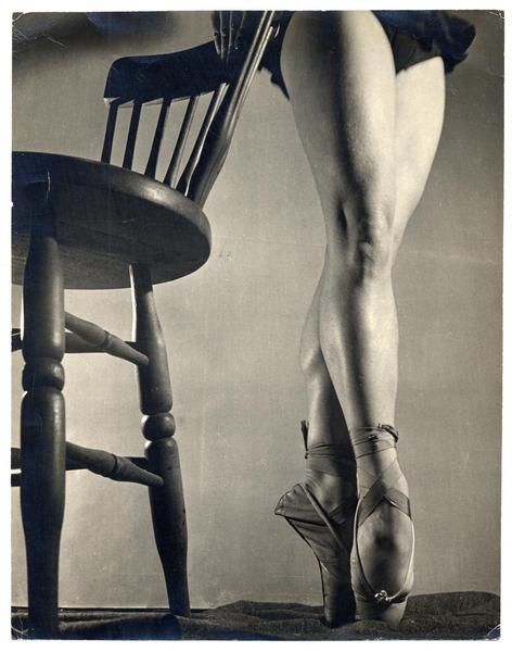 [Detalle de la posición de puntas de pie de la bailarina] Irma Alzamora, del ballet Uthoff
