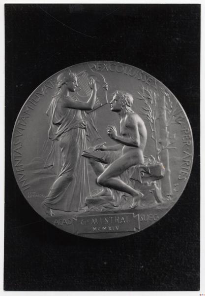[Medalla de oro, Premio Nóbel, acuñada con su nombre y el año en que Gabriela Mistral, recibe el Premio Nóbel de Literatura (G. Mistral MCMXLV)]