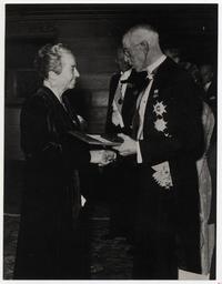 [Gabriela Mistral, recibe el Premio Nóbel de Literatura de manos del Rey Gustavo V de Suecia, en el Palacio de Conciertos de Estocolmo, el día 10 de diciembre de 1945]