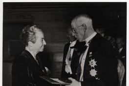 [Gabriela Mistral, recibe el Premio Nóbel de Literatura de manos del Rey Gustavo V de Suecia, en el Palacio de Conciertos de Estocolmo, el día 10 de diciembre de 1945]
