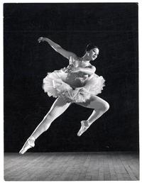 Movimiento congelado [en el salto suspendido que realiza la bailarina de ballet] Ana María Leguén