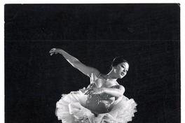 Movimiento congelado [en el salto suspendido que realiza la bailarina de ballet] Ana María Leguén