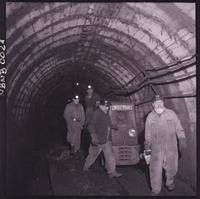 [Mineros junto a locomotora eléctrica para el transporte de carbón en el subterráneo]