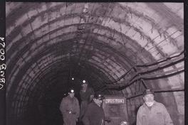 [Mineros junto a locomotora eléctrica para el transporte de carbón en el subterráneo]