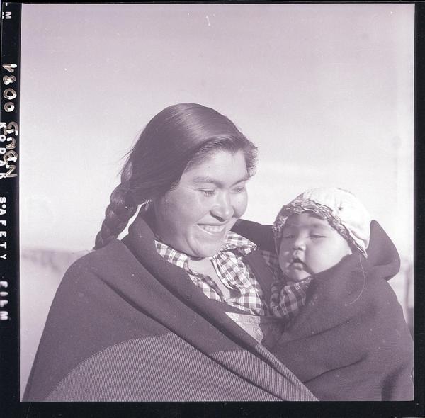 [Mujer mapuche con su hijo en brazos]
