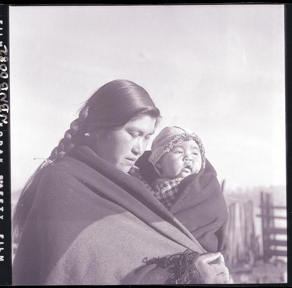 [Mujer mapuche con su hijita en brazos]