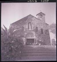 [Grupo de personas reunidas en el frontis de la capilla del Santuario de la Virgen del Cerro San Cristóbal]