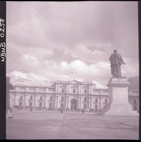 [Estatua de Diego Portales, plaza de la Constitución frente al Palacio de la Moneda]