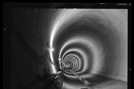 Aspecto de túneles en etapa de terminación, uso de moldajes retráctiles y hormigonado de bóveda