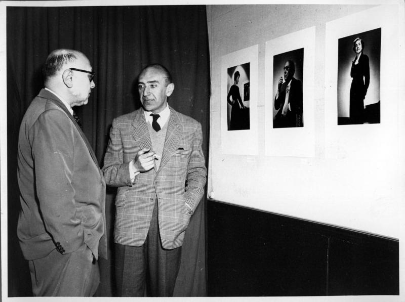 Jorge Opazo y otro en una exposición de sus retratos