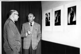 Jorge Opazo y otro en una exposición de sus retratos