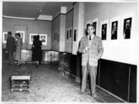 Jorge Opazo y visitantes en una exposición de sus retratos
