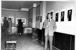 Jorge Opazo y visitantes en una exposición de sus retratos