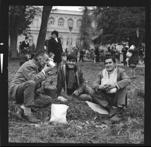 [Hombres bebiendo] : Quinta Normal