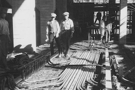 Disponiendo cables al interior de la Central Queltehue, 1925.