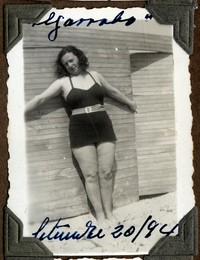 Retrato una joven bañista en el balneario de Algarrobo.