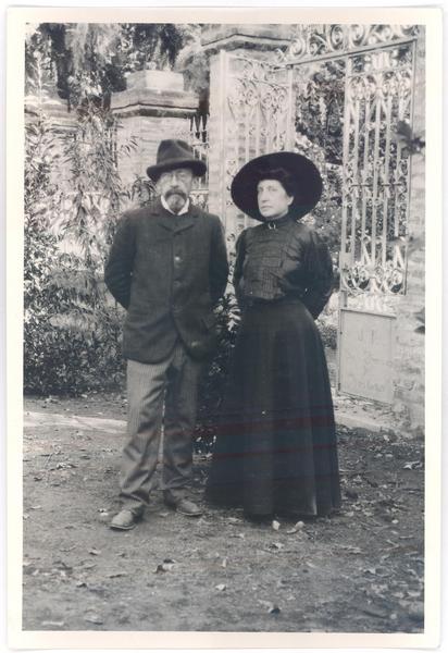 [José Toribio Medina y su esposa frente a la cartuja]