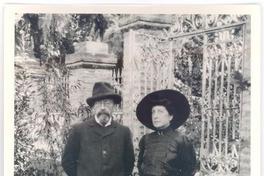 [José Toribio Medina y su esposa frente a la cartuja]