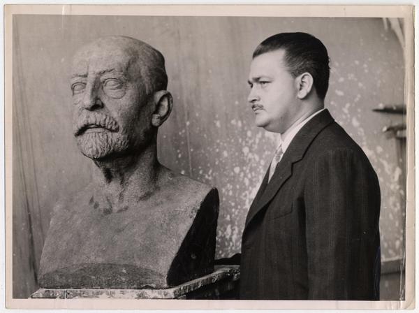 [Cónsul de Chile Carlos Lamas junto a busto de José Toribio Medina]