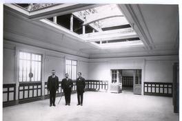 [Biblioteca Nacional 1922. Salones interiores, con tres hombres]