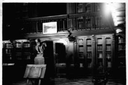 [Biblioteca Nacional. Sala de lectura de la Biblioteca Americana de Diego Barros Arana, se divisa estanterías y el busto de don Diego Barros Arana]