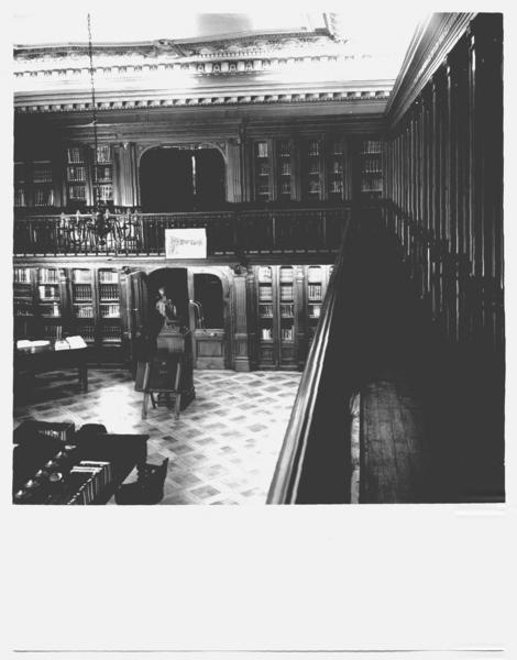 [Biblioteca Nacional. Sala de lectura de la Biblioteca Americana de Diego Barros Arana, vista desde el segundo piso hacia el salón]