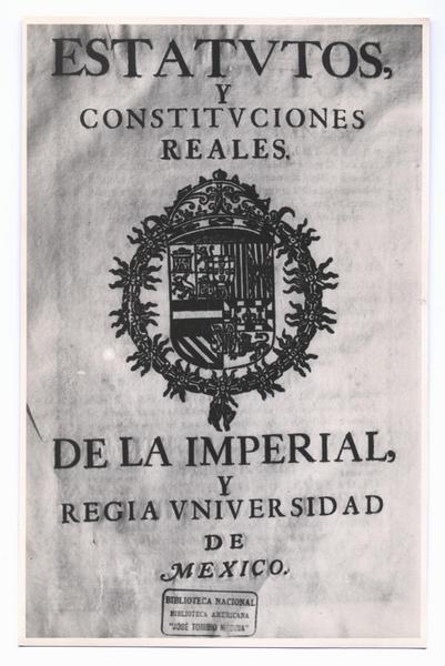 [Portada de libro antiguo, titulado "Estatutos y constituciones reales dela Imperial, y Regia Universidad de Mexico"]