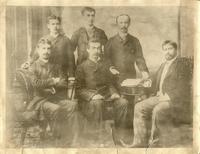 [Retrato grupal: Alcibíades Roldán, Manuel Rodríguez, Francisco Antonio Pinto, sentado al centro, Agustín del Río, Domingo Amunátegui Solar, Julio Bañados Espinoza]