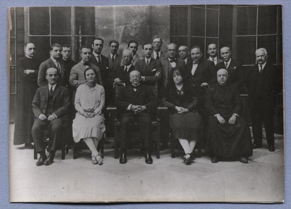 José Toribio Medina, con el personal superior del Archivo General de Indias e investigadores de diversos países americanos, Sevilla 10 de octubre de 1928.