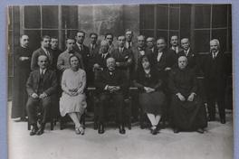 José Toribio Medina, con el personal superior del Archivo General de Indias e investigadores de diversos países americanos, Sevilla 10 de octubre de 1928.