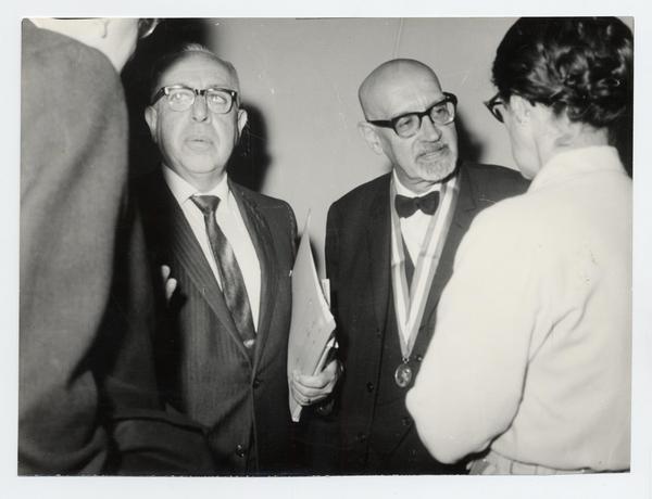 Guillermo Feliú Cruz, [con la Medalla de Honor de la Academia de Historia, 1972, en compañía de tres señores]