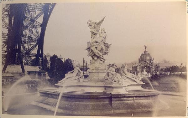 [Album de la Exposición Universal de París de 1889 : Fuente ornamental del escultor Henry Vidal]
