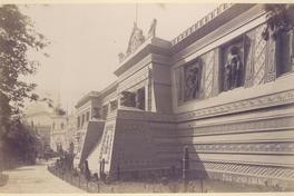 [Album de la Exposición Universal de París de 1889 : Pabellón de México, esculturas del exterior, obra de Jesús Contreras]