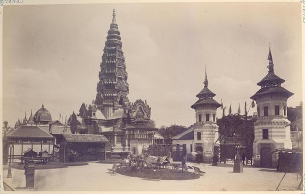 [Album de la Exposición Universal de París de 1889] : Pagoda de Angkor, capital del reino de Khmer, actual Camboya; y la entrada a la aldea Javanesa]