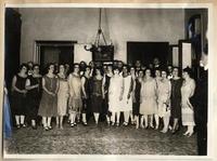 [Grupo de mujeres en un baile social en la gobernación departamento, Arica]