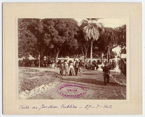 [Fiesta en jardín público, 27 de julio de 1902, se divisan personas]
