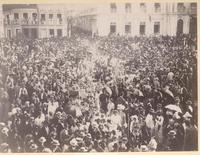 [Desfile de las escuelas municipales en la Plaza de Consejo, Bahía, 25 de julio de 1902]