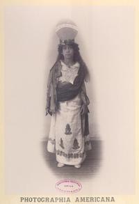 [Alumna de una escuela municipal representando a Chile y Brasil, en una passeiata del 25 de julio de 1902, con la vestimenta típica bahíana, Salvador de Bahía, Brasil]