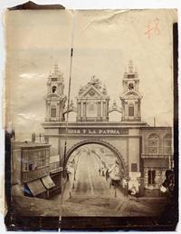 [Arco del puente en la ciudad de Lima con el lema "Dios y la Patria" calle que conduce al puerto sobre el río Rimac, Perú]