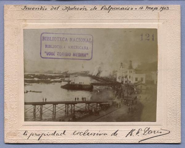 [Vista del malecón de Valparaíso, del incendio del 12 de mayo de 1903, se divisan humaredas y el muelle]