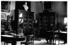 [Biblioteca Nacional. Sala José Toribio Medina, sala del Conservador, se divisan estanterías y mesas de lectura]